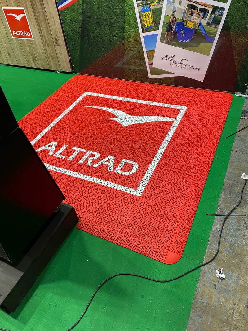 Dalles personnalisées sur un stand de salon (Altrad)